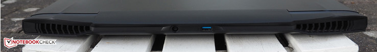 A l'arrière : entrée secteur, USB A 3.1 Gen 2.