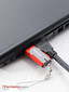 Les ports sont très proches : une clé USB touche le cable HDMI par exemple.