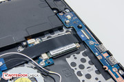 Sous le cable : un SSD en mSATA.