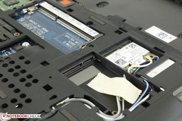 Notre exemplaire de test avait un emplacement mémoire vive RAM SODIMM et un autre PCI-e de libre (ce dernier permet d'acceuillir une carte internet mobile large bande WWAN).