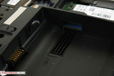 Un emplacement SIM se trouve sous le compartiment de la batterie.