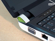 Un total de 3 ports USB, une sortie  VGA et des connexions pour microphone et casque en font partie sur le boîtier de l'Aspire One D150.
