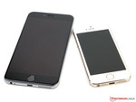 Par rapport à l'iPhone 5s (à droite), l'iPhone 6 Plus fait office de géant.