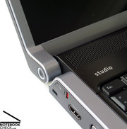 Le Dell Studio 15 offre aussi un grand nombre de connexions péripheriques et des dispositifs comme un lecteur optique Blu-Ray.