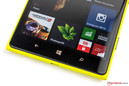 Les trois boutons traditionnels des Windows Phone sont sous l'écran.