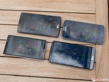 En extérieur (de haut en bas et de droite à gauche) : LG G4, Samsung Galaxy S6, Nokia Lumia 930 et LG G3
