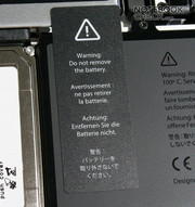 Les clients ne sont pas autorisés à changer la batterie en polymère Lithium Ion d'une capacité de 60 Wh, qui tourne pendant  2 - 7.5 h.