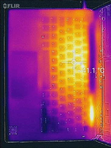 On peut voir que l'air chaud qui est expulsé chauffe le côté droit de la charnière.