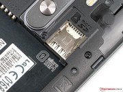 Les slots microSIM et microSD sont situés côté à côté.