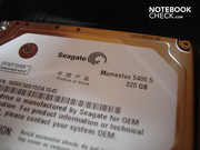 Le disque dur Seagate a une capacité de 320 Gb et fonctionne avec 5400 tours / min.