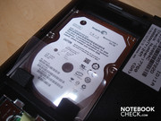 Le disque dur est placé derrière son propre couvercle facile d'ouvrir.
