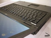 Le clavier est sans doute l'un des meilleurs de cette catégorie. Seuls les plastiques utilisés ne semblent pas être d'aussi bonne qualité que ceux des portables HP plus chers.