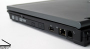 Les ports sur les flancs du portable couvrent juste les ports standards comme l'USB, le VGA, et le FireWire, car un port d'amarrage permet d'étendre la connectivité.