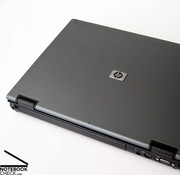 Ce portable a le look business typique de HP avec des surfaces bleu-gris et un châssis noir.