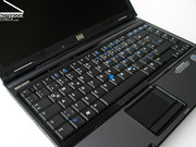 A l'instar de plusieurs autres portables de la série bussiness d'HP Compaq, ce portable également est livré avec un touchpad et un trackpoint.