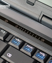 Les raccourcis sont tactiles et situés sur une barre au dessus du clavier.