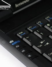 Les touches supplémentaires pour contrôler le volume et ouvrir les outils Lenovo Care peut être trouvée dans le bord gauche du clavier.