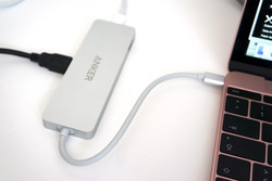 Nécessaire mais non inclus : l'adaptateur pour l'unique port USB Type C.