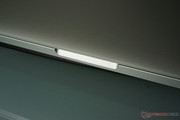 La petite fente qui permet d'ouvrir son MacBook est légèrement différente que celle qu'on toruve sur les MacBook Pro non Retina.