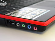 ... en particulier les ports USB, qui sont placés tout près de l'avant des deux côtés.
