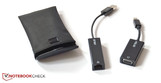 Un petit sac contient l'adaptateur mini-DisplayPort à VGA et une carte réseau USB.