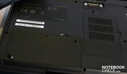 Les deux panneaux d'accès sous l'ordinateur permettent de changer le disque dur et la mémoire.