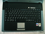 Ces dispositifs d'entrée (clavier et touchpad) peuvent être utilisés commodément.