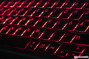 Le clavier est rétroéclairé... de LEDs rouges.