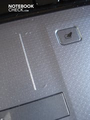 Le touchpad possède sa propre barre de défilement vertical et un bouton de désactivation