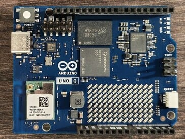 Vous pouvez déjà voir les connexions disponibles, ainsi que la matrice LED située en bas à droite (source de l'image : Notebookcheck)