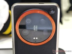 Le Xiaomi 14 Ultra, avec son nouvel appareil photo Leica et son kit de photographie révisé, s&#039;attaque à son prédécesseur et à certains de ses concurrents. (Image : Notebookcheck)