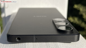 En haut : prise audio de 3,5 mm, microphone