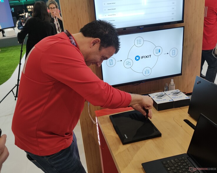 Christoph Blindenbacher dévisse le Lenovo ThinkPad T14 Gen 7.