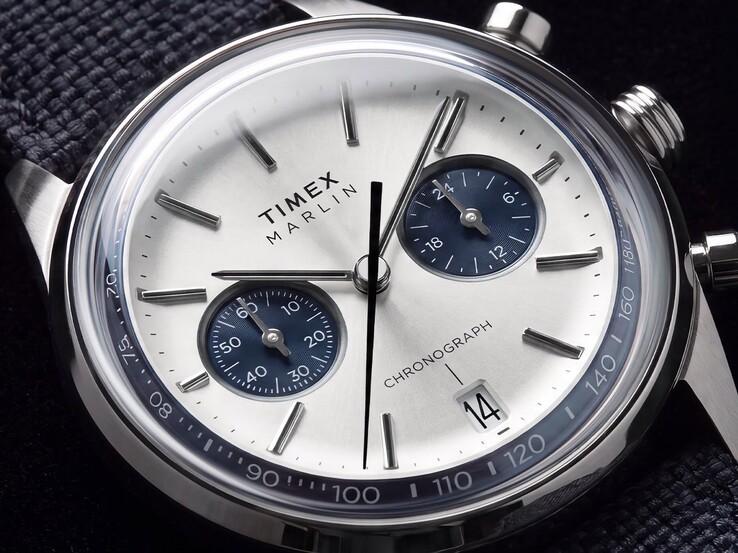 Gros plan sur la montre Timex Marlin Jet Chronograph TW2Y89900 présentant son cadran blanc argenté, ses sous-cadrans bleu marine, ses index appliqués, ses aiguilles de type « bâton », son échelle tachymétrique et son guichet de date.
