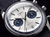 Gros plan sur la Timex Marlin Jet Chronograph TW2Y89900 montrant son cadran blanc argenté, ses sous-cadrans bleu marine, ses index appliqués, ses aiguilles bâtons, son échelle tachymétrique et son guichet de date.