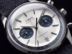 Gros plan sur la Timex Marlin Jet Chronograph TW2Y89900 montrant son cadran blanc argenté, ses sous-cadrans bleu marine, ses index appliqués, ses aiguilles bâtons, son échelle tachymétrique et son guichet de date.