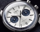 Gros plan sur la Timex Marlin Jet Chronograph TW2Y89900 montrant son cadran blanc argenté, ses sous-cadrans bleu marine, ses index appliqués, ses aiguilles bâtons, son échelle tachymétrique et son guichet de date.