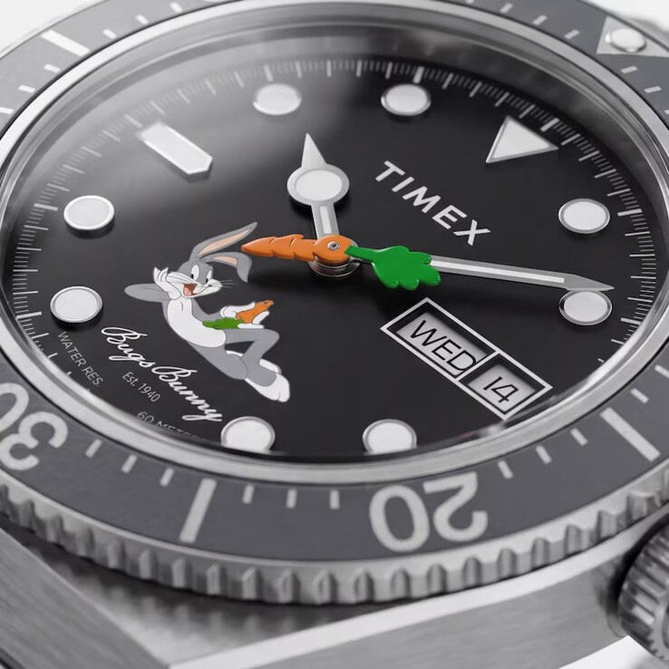 Gros plan du cadran noir de la Timex Looney Tunes x M79 Automatic, mettant en valeur Bugs Bunny et l’aiguille des secondes en forme de carotte,