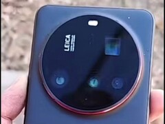 Une courte vidéo de prise en main du Xiaomi 15 Ultra a été diffusée ce week-end, du moins sous forme de mannequin. Les couleurs et les configurations sont également connues. (Source de l'image : X)