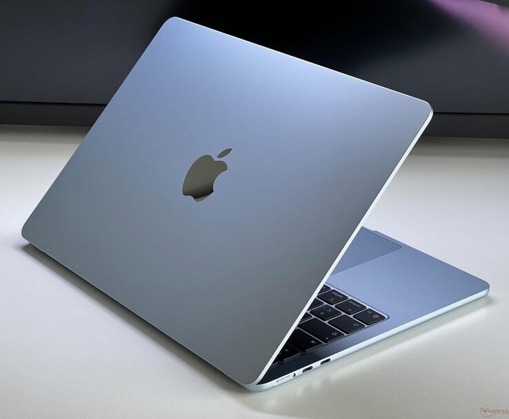 Apple MacBook Air en finition bleue avec un design fin en aluminium (Image source : Notebookcheck)
