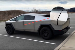 Au moins 15 Tesla Cybertrucks sont concernés par un grave problème de gâche de porte qui entraîne un désalignement du panneau de porte. (Source de l&#039;image : Auto Focus sur YouTube - édité)