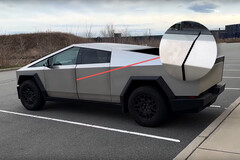 Au moins 15 Tesla Cybertrucks sont concernés par un grave problème de gâche de porte qui entraîne un désalignement du panneau de porte. (Source de l'image : Auto Focus sur YouTube - édité)