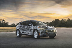 La Mustang Mach-E Rally de Ford s'inspire des précédents véhicules de rallye de Ford et les applique à une plate-forme électrique à transmission intégrale. (Source de l'image : Ford)