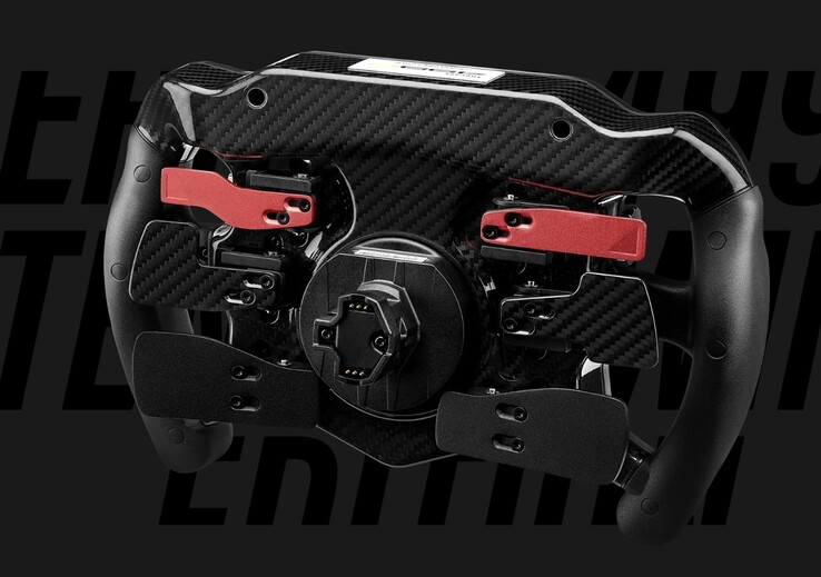 Le volant Thrustmaster Ferrari 499P est équipé de deux pédales de changement de vitesse en fibre de carbone ainsi que de quatre pédales analogiques en métal.