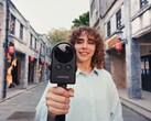 Une femme marche dans la rue tout en filmant avec la Portalcam