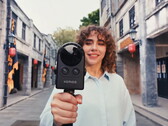 Une femme marche dans la rue tout en filmant avec la Portalcam