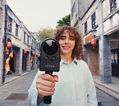 Une femme marche dans la rue tout en filmant avec la Portalcam