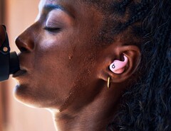 Les Powerbeats Fit sont disponibles en quatre couleurs, dont le rose. (Source d&#039;image : Apple)