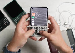 Bien qu'il soit équipé d'un clavier, le Clicks Communicator est relativement compact.