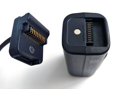 Les aimants permettent de maintenir le câble sur la batterie. (Source de l'image : Notebookcheck)